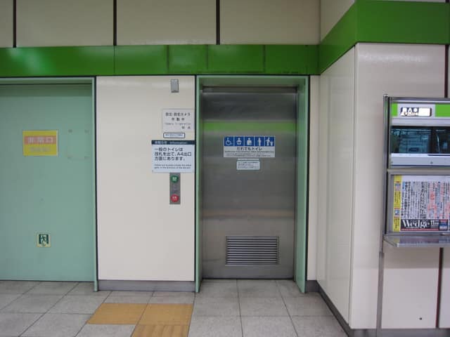 都営新宿線住吉駅 のトイレ入口写真