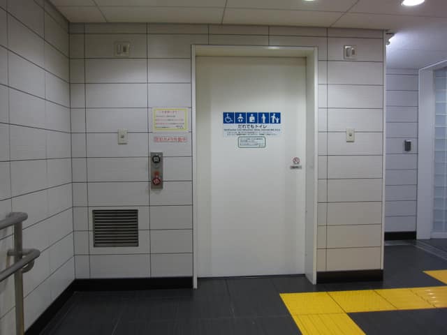 都営新宿線大島駅 のトイレ入口写真