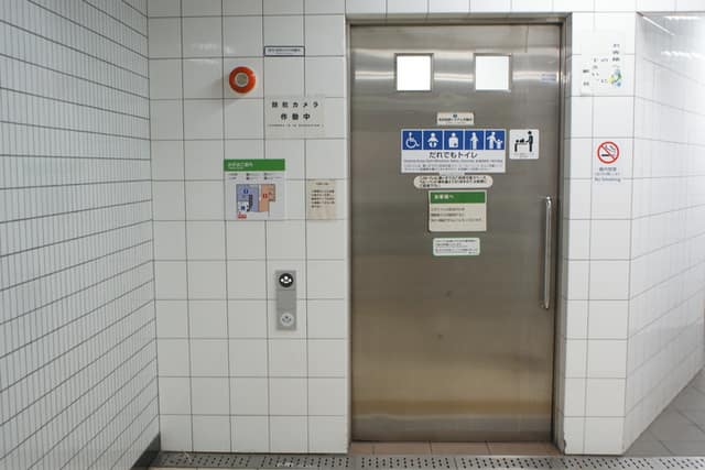 都営大江戸線森下駅 のトイレ入口写真