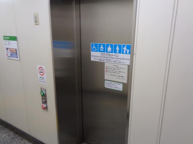 都営大江戸線門前仲町駅 のトイレ入口写真
