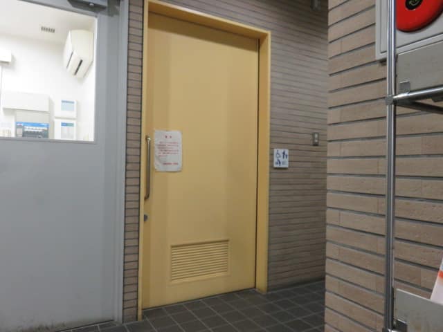 江東区役所富岡出張所 のトイレ入口写真