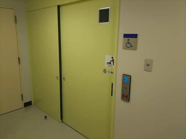 江東区役所小松橋出張所 のトイレ入口写真