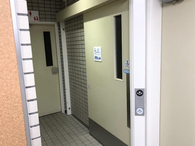 江東区役所砂町出張所 のトイレ入口写真