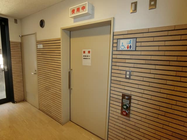 古石場図書館 のトイレ入口写真