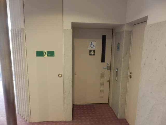 江東区江東公会堂(ティアラこうとう) のトイレ入口写真