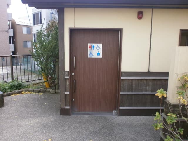 万年橋際 のトイレ入口写真
