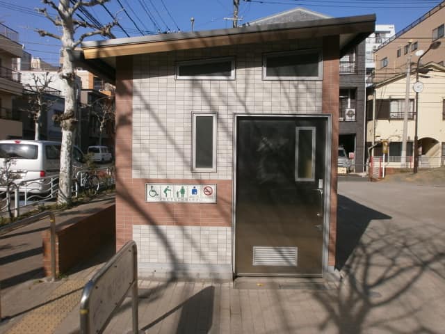 森下四丁目児童遊園 のトイレ入口写真