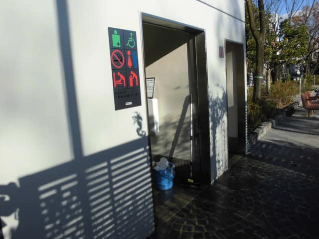 牡丹町公園内 のトイレ入口写真
