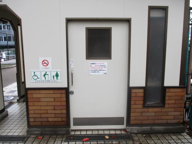 三島橋公園内 のトイレ入口写真