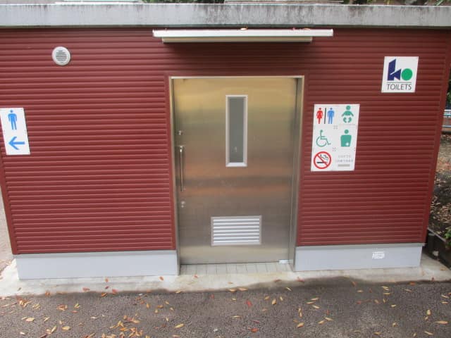 扇橋三丁目公園内 のトイレ入口写真