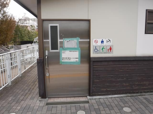 木場親水公園亀居橋際 のトイレ入口写真