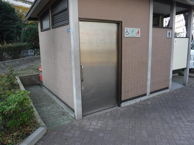 横十間川親水公園 のトイレ入口写真
