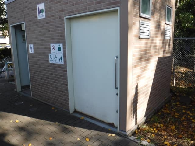 東陽六丁目公園 のトイレ入口写真