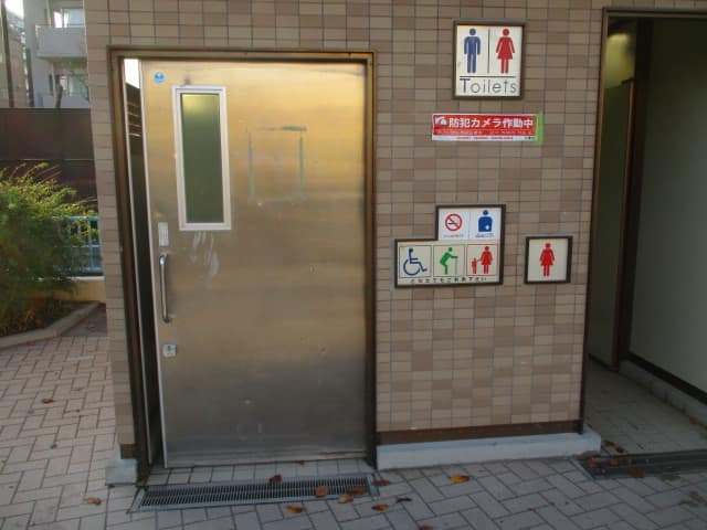 塩浜公園 のトイレ入口写真