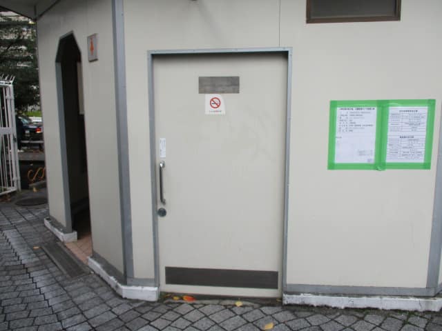 朝凪公園内 のトイレ入口写真