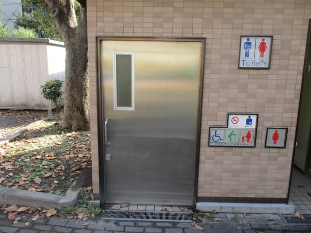 枝川三丁目公園内 のトイレ入口写真