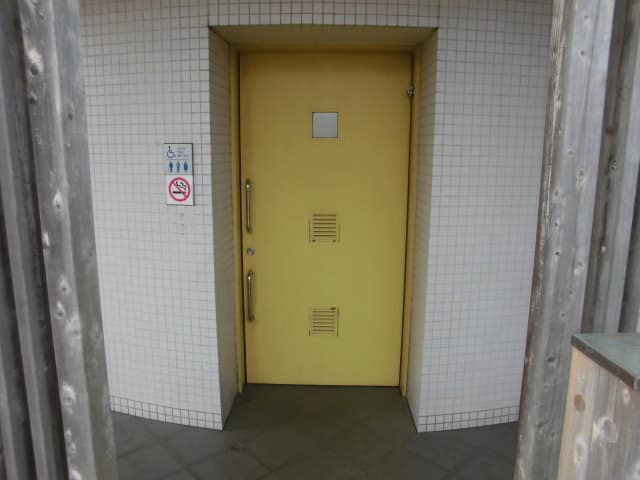 東雲水辺公園内 のトイレ入口写真
