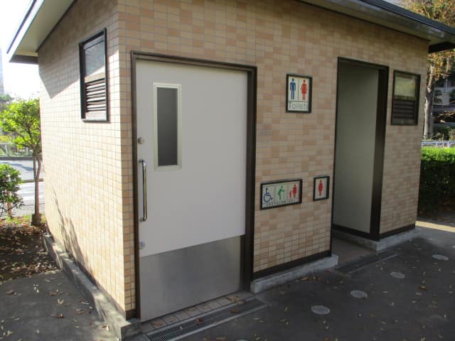 東雲公園 のトイレ入口写真