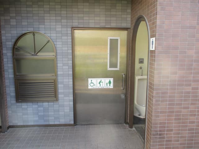 潮見さざなみ公園 のトイレ入口写真