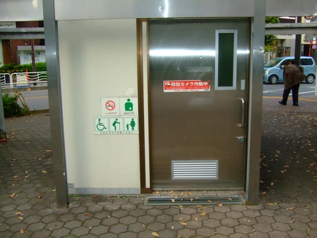 亀戸駅前公園 のトイレ入口写真
