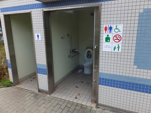 亀戸五丁目第二公園 のトイレ入口写真