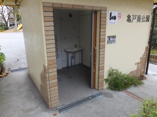 亀戸南公園 のトイレ入口写真