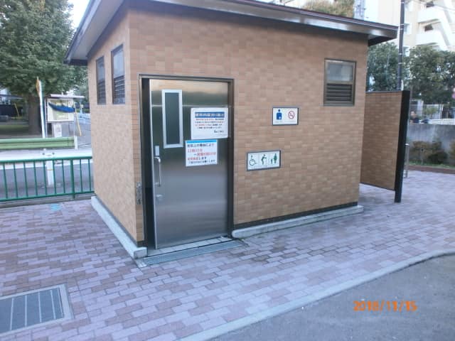 竪川河川敷公園 のトイレ入口写真