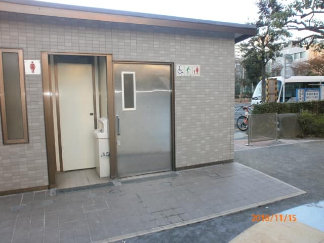 大島六丁目第二児童遊園 のトイレ入口写真
