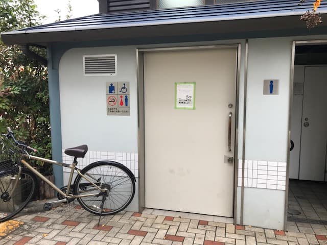亀高児童遊園 のトイレ入口写真