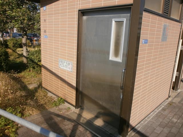 日曹橋公園 のトイレ入口写真