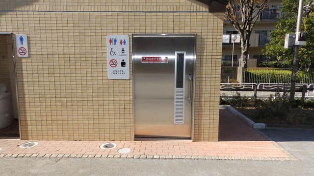 亀戸公園 のトイレ入口写真