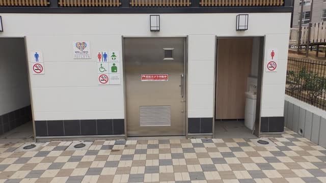 臨海公園 のトイレ入口写真