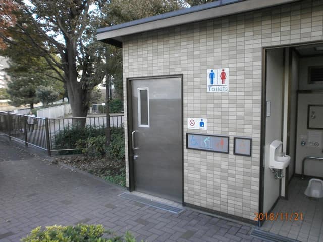 東深川橋際 のトイレ入口写真