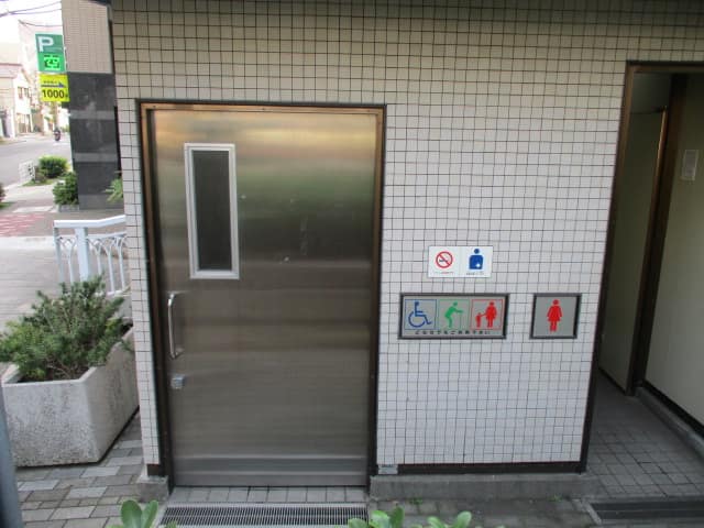 永代橋際 のトイレ入口写真