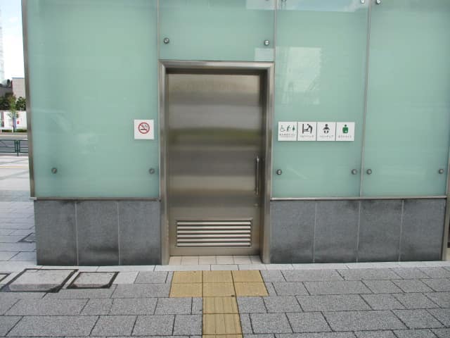 豊洲駅前 のトイレ入口写真