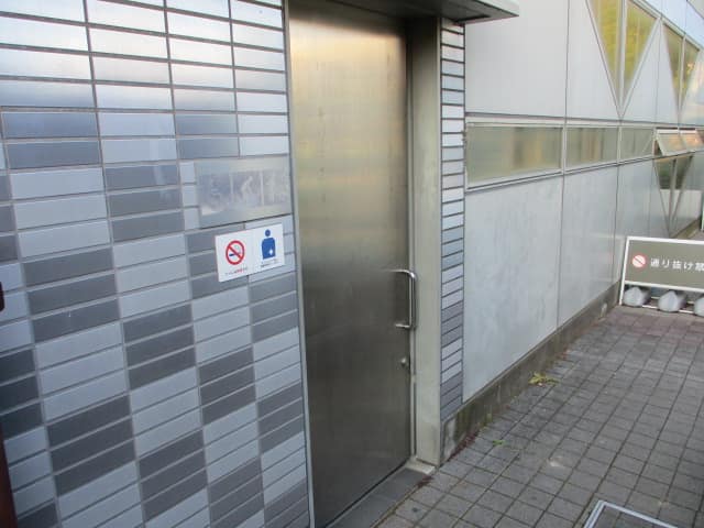 辰巳駅前 のトイレ入口写真