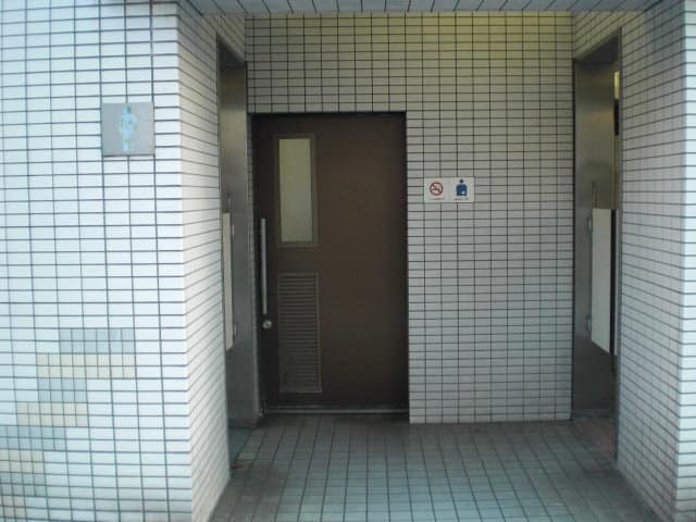潮見駅前 のトイレ入口写真