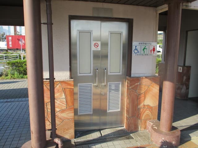 新木場駅前 のトイレ入口写真