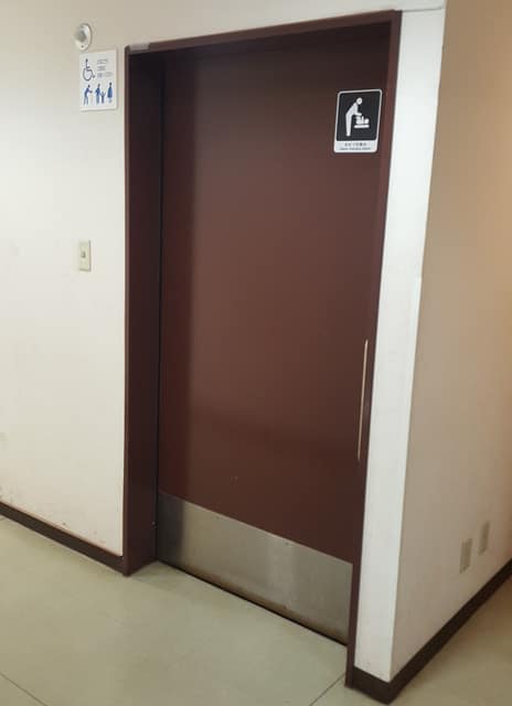 江東区夢の島野球場管理事務所 のトイレ入口写真