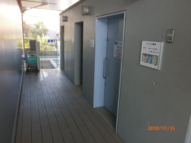 竪川河川敷公園クラブハウス のトイレ入口写真