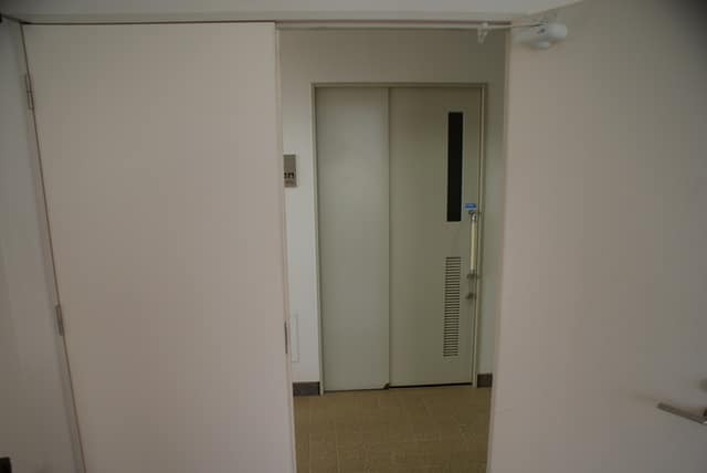 潮見野球場庭球場クラブハウス のトイレ入口写真