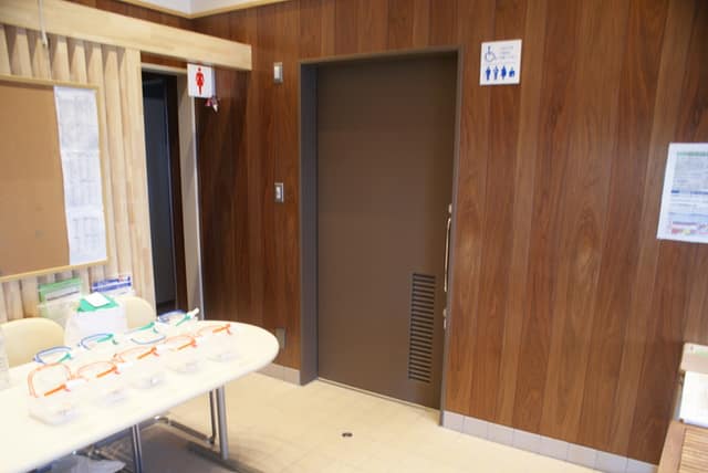 荒川砂町庭球場クラブハウス のトイレ入口写真