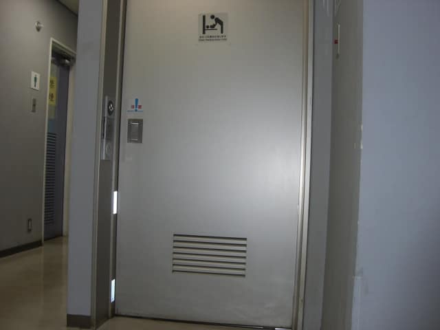 目黒区中目黒二丁目複合施設(中目黒スクエア) のトイレ入口写真