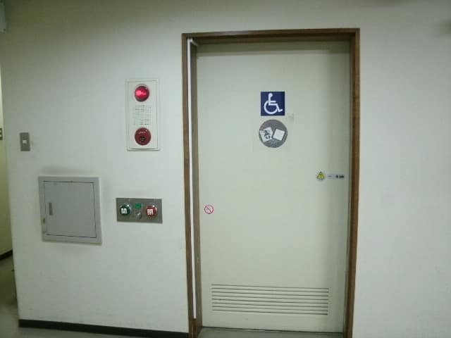 五本木住区センター のトイレ入口写真