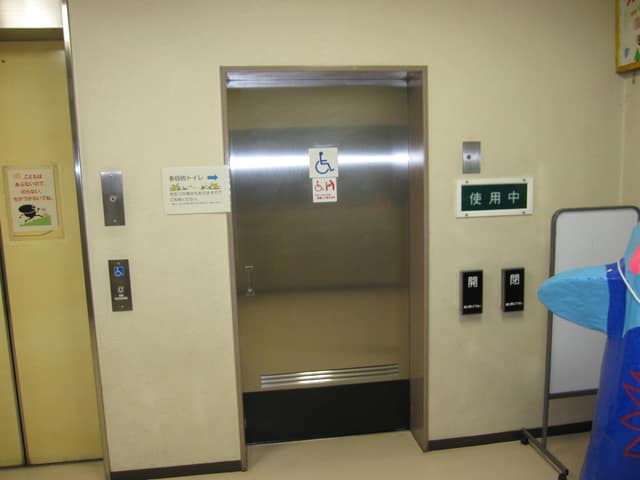 向原住区センター のトイレ入口写真