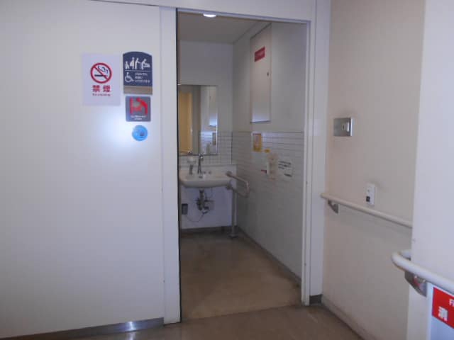 上目黒二丁目文化公益施設(目黒区立中目黒駅前図書館) のトイレ入口写真