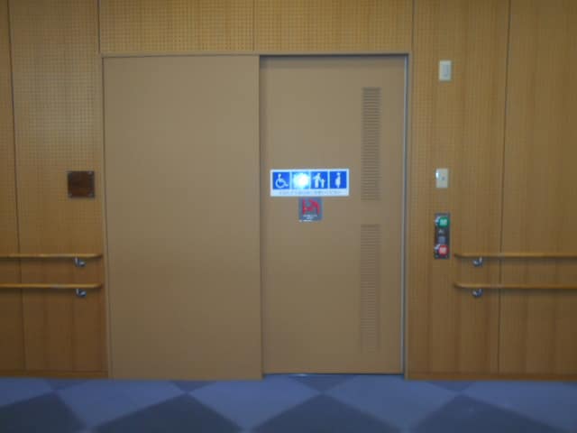 八雲中央図書館 のトイレ入口写真