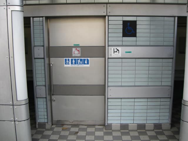 駒場東大前駅公衆便所 のトイレ入口写真