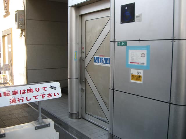 都立大学駅公衆便所 のトイレ入口写真