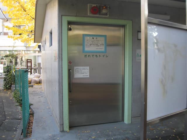 八雲氷川神社公衆便所 のトイレ入口写真